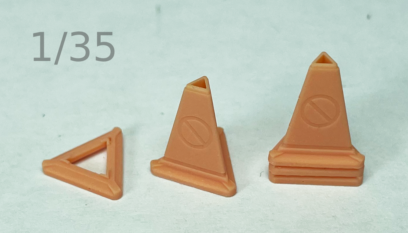1/24 Triangular Traffic Cones and Bases