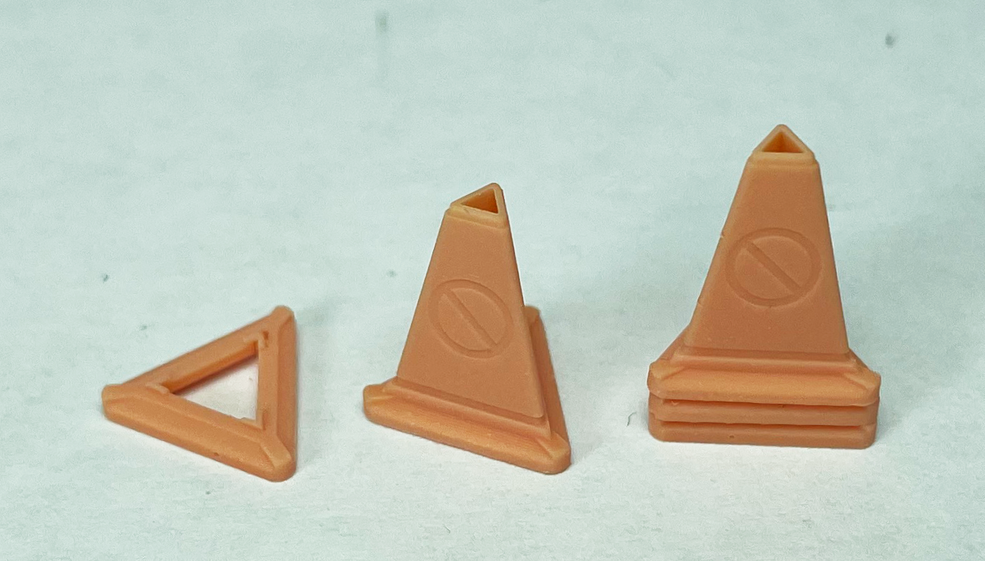 1/35 Triangular Traffic Cones and Bases