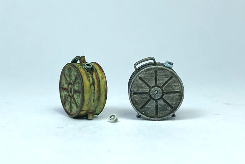 1/35 Cylindrical Metal Containers