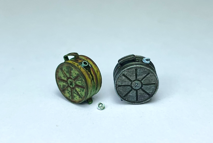 1/35 Cylindrical Metal Containers